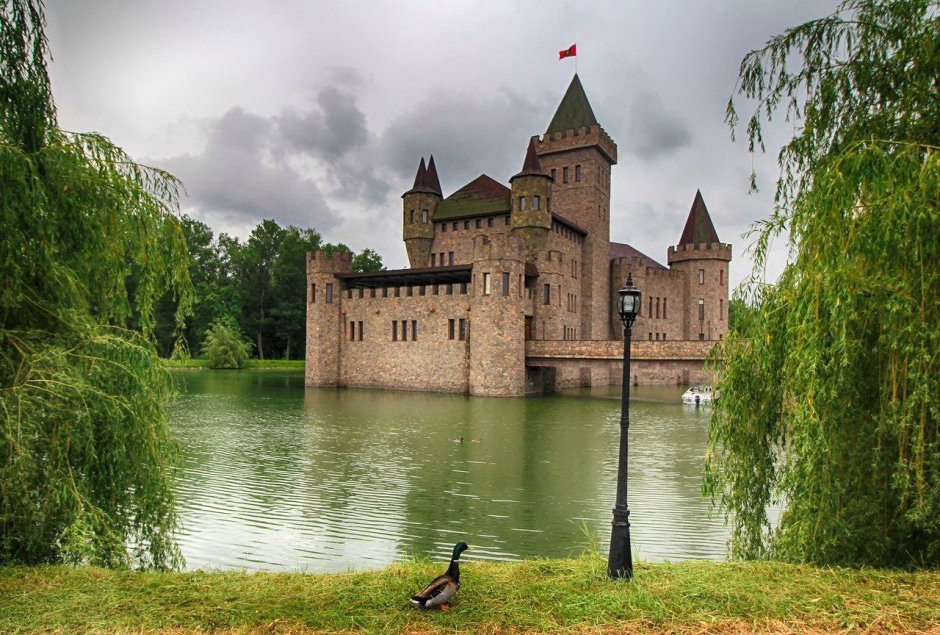 Замок Шато Эркен голубое озеро средневековые башни