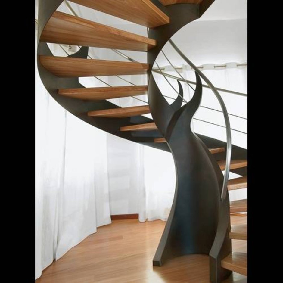 Большая деревянная криволинейная лестница эльфов