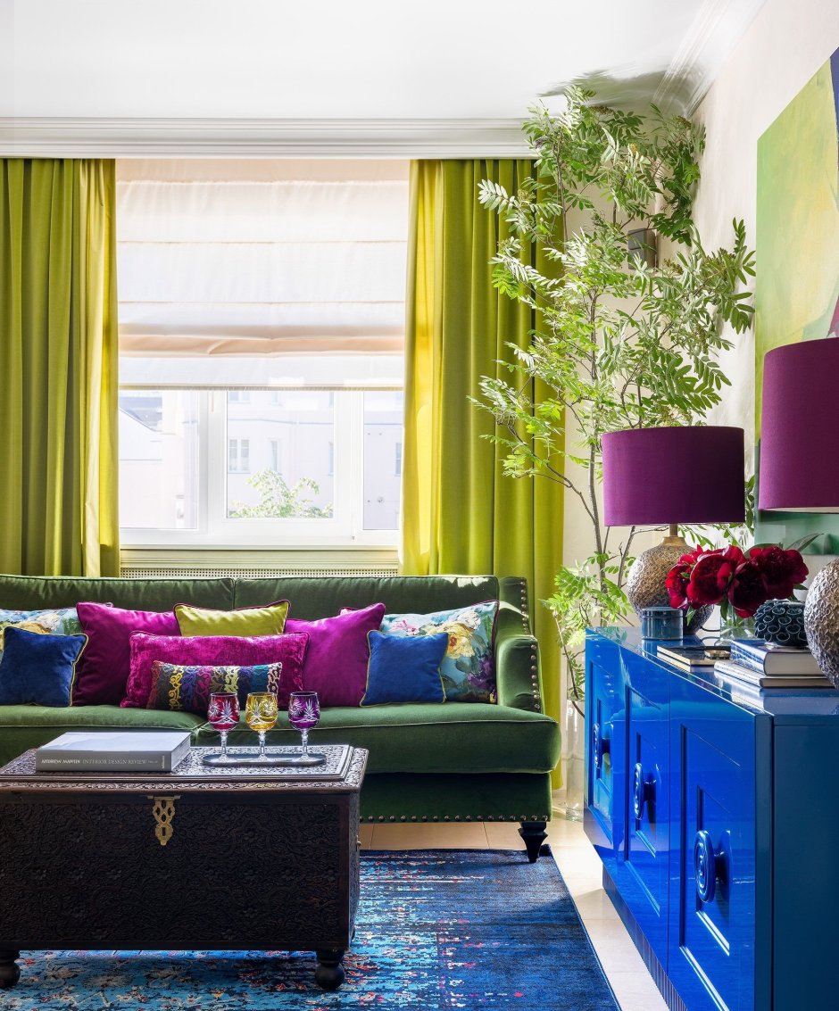 Зеленые шторы в сером интерьере гостиной
