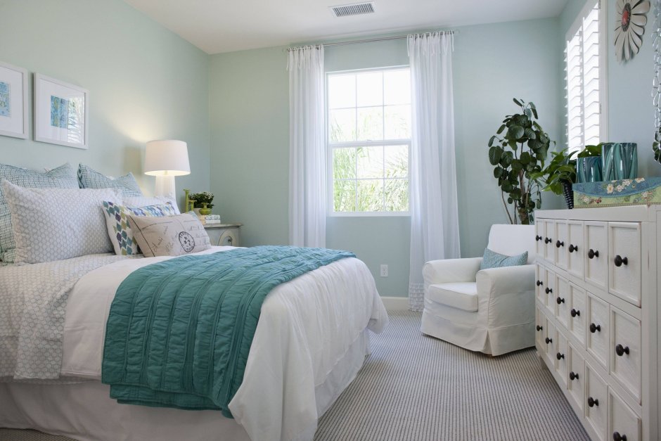 Голубая спальня с белой мебелью