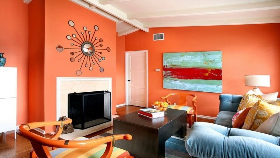 Коралловый цвет в интерьере гостиной