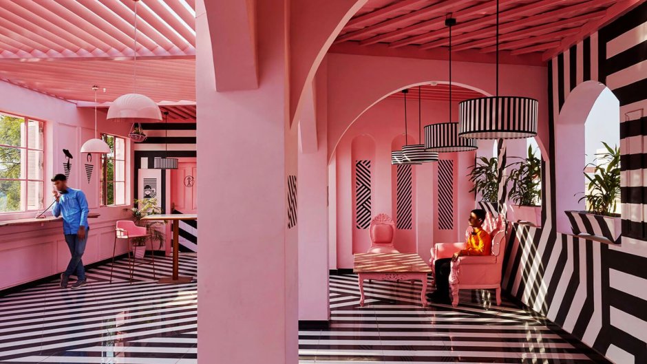 Гостиная с акцентной розовой стеной