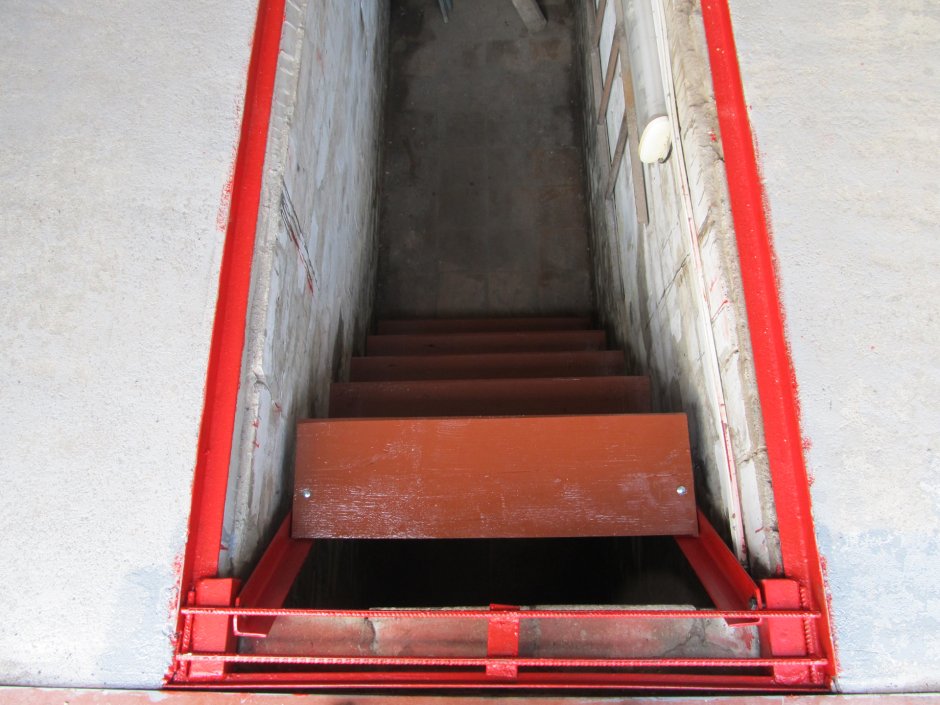 Лестница в смотровую яму