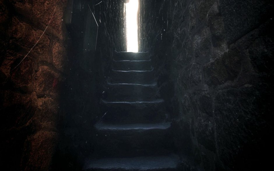 Винтовая лестница в подземелье
