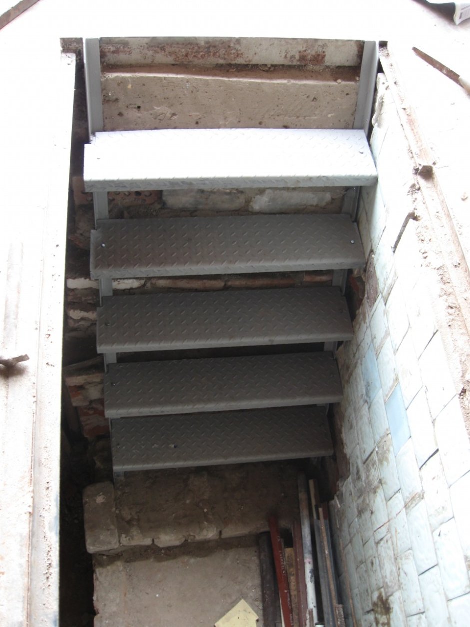 Лестница в смотровую яму в гараже