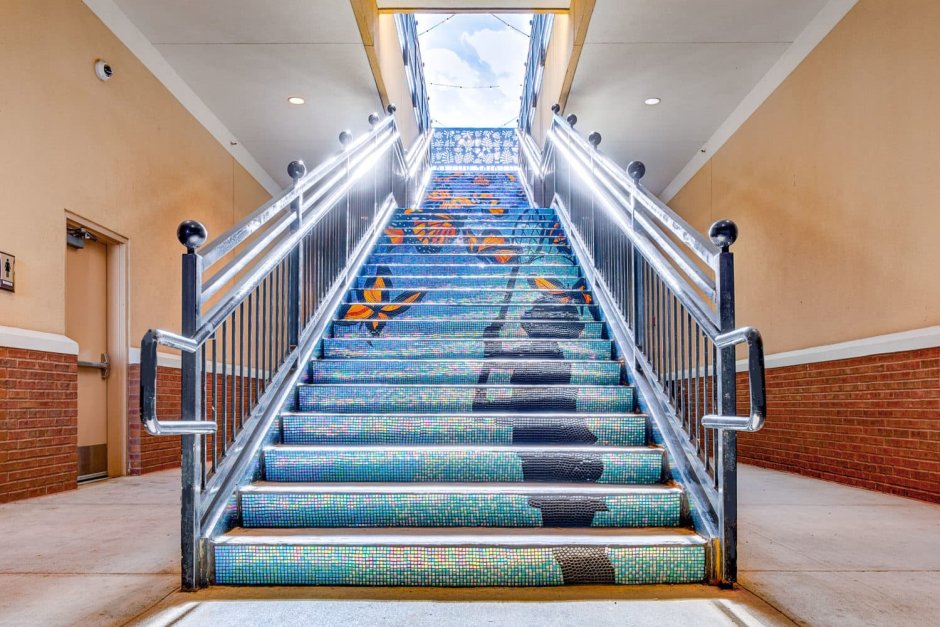 Мозаика на лестнице в частном доме