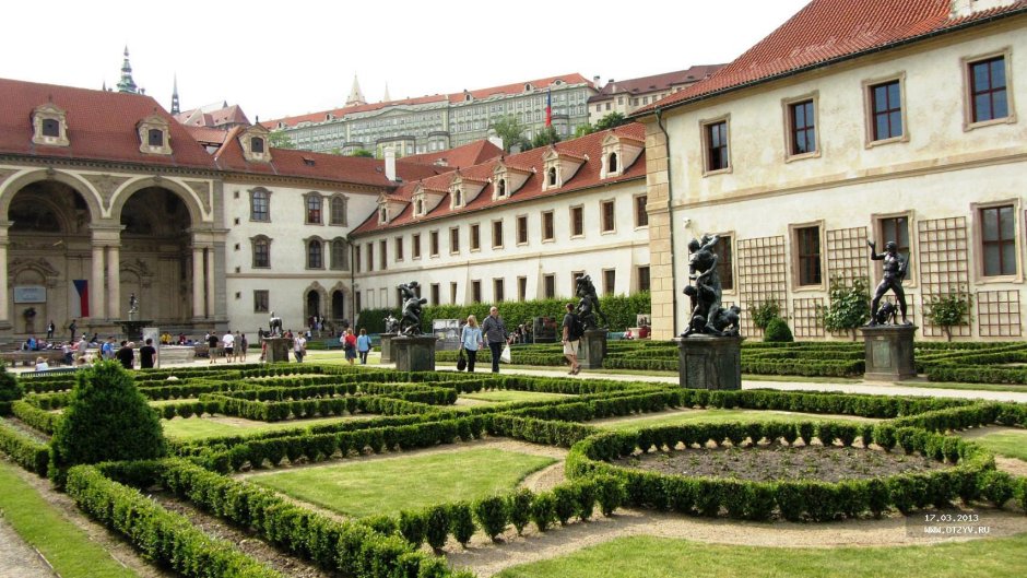 Вальдштейнский дворец Рыцарский зал