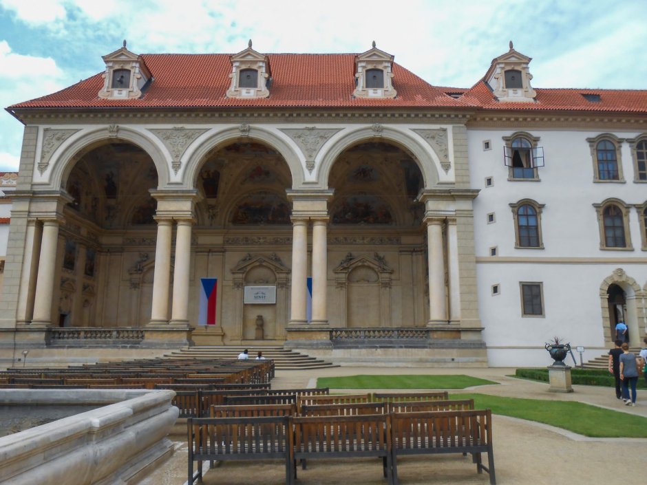 Чехия Вальдштейнский дворец в апреле