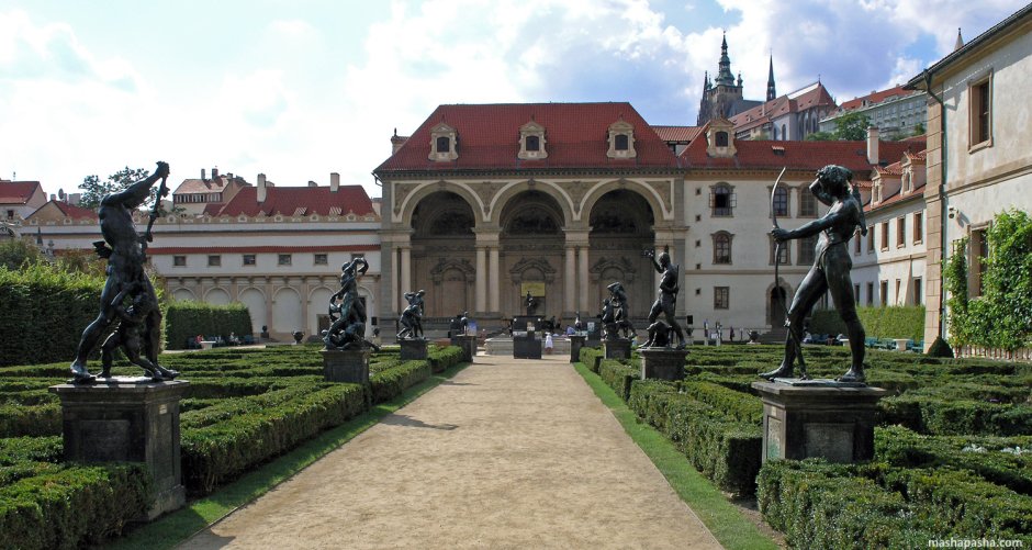 Вальдштейнский дворец в Праге вид сверху