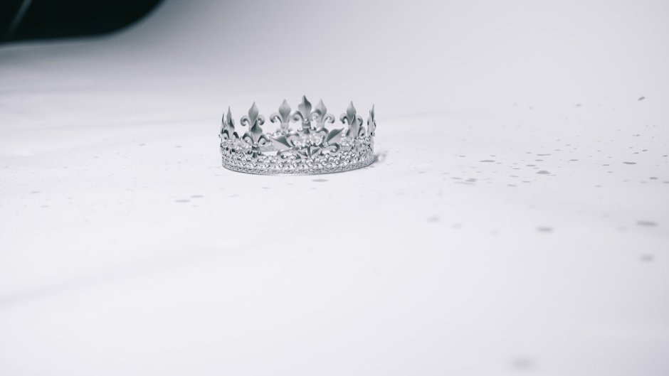 Серебряная корона на черном фоне