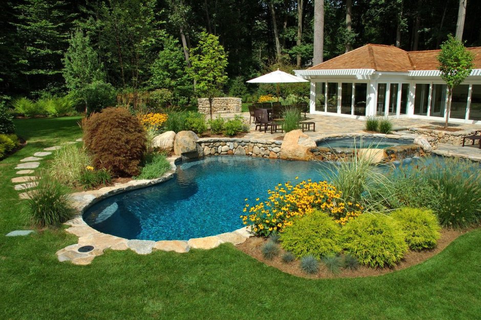 Красивый бассейн в саду