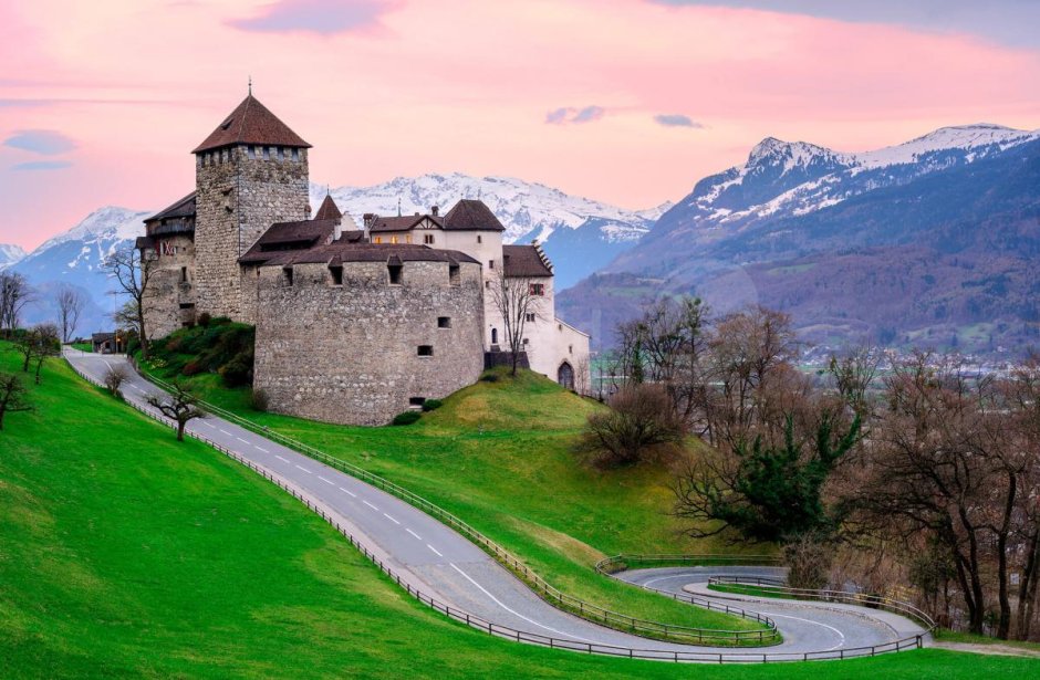 Замок Лихтенштейн Германия ракурс