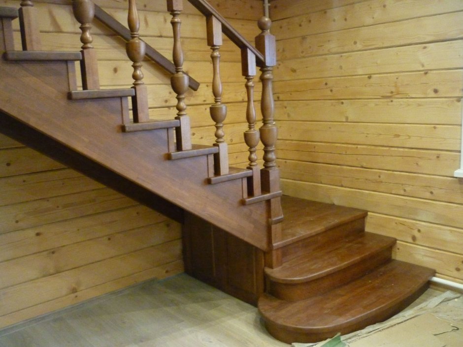 Деревянная лестница с подступенками