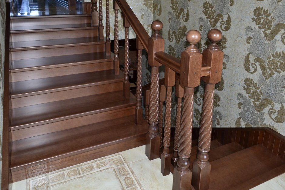 Деревянная лестница коричневая