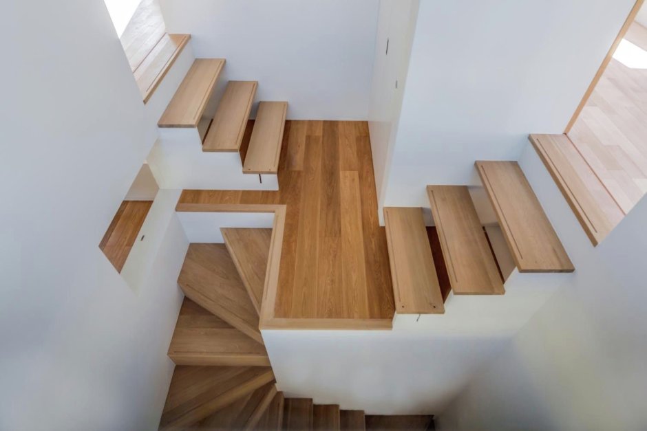 Верхняя ступень деревянной лестницы