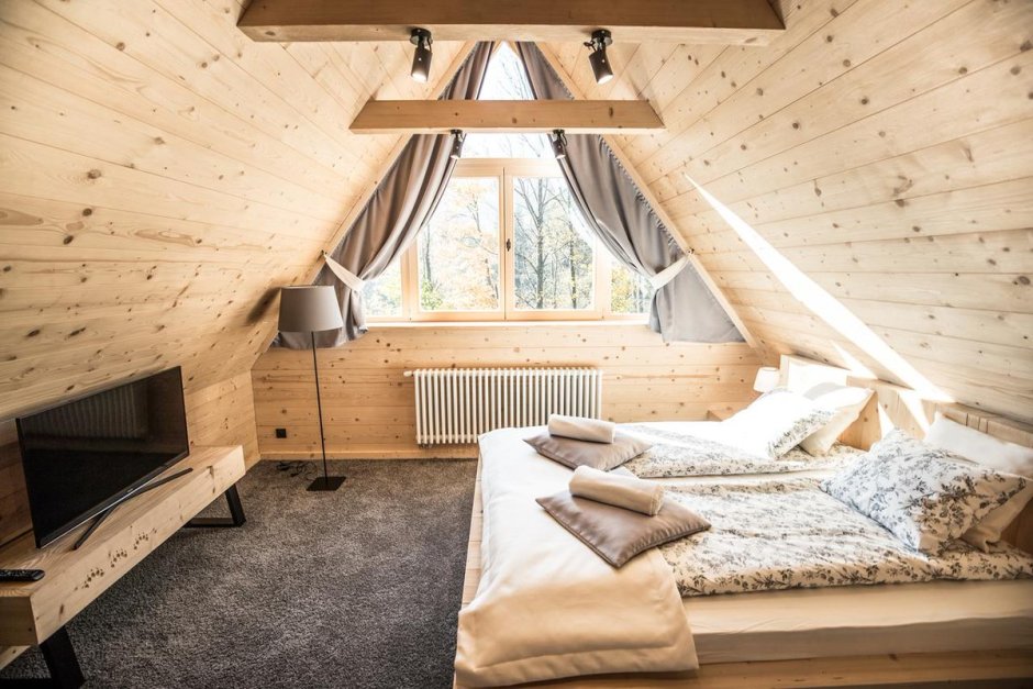 Спальня под крышей в деревянном доме