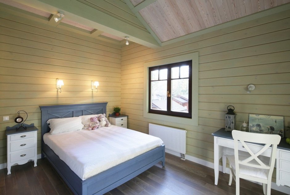 Голубая спальня в деревянном доме