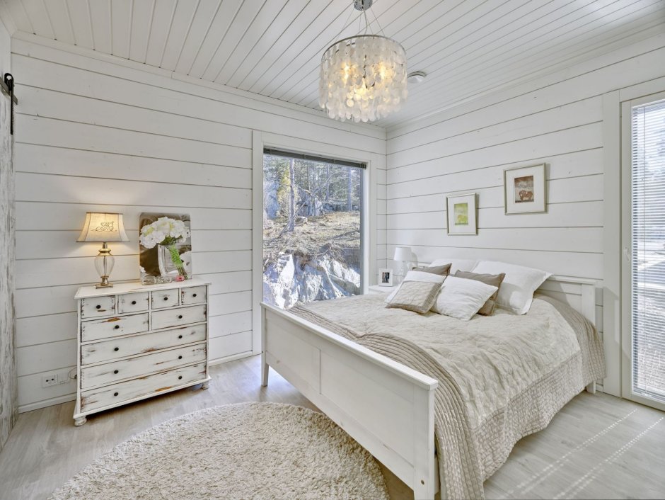 Спальня в скандинавском стиле в деревянном доме