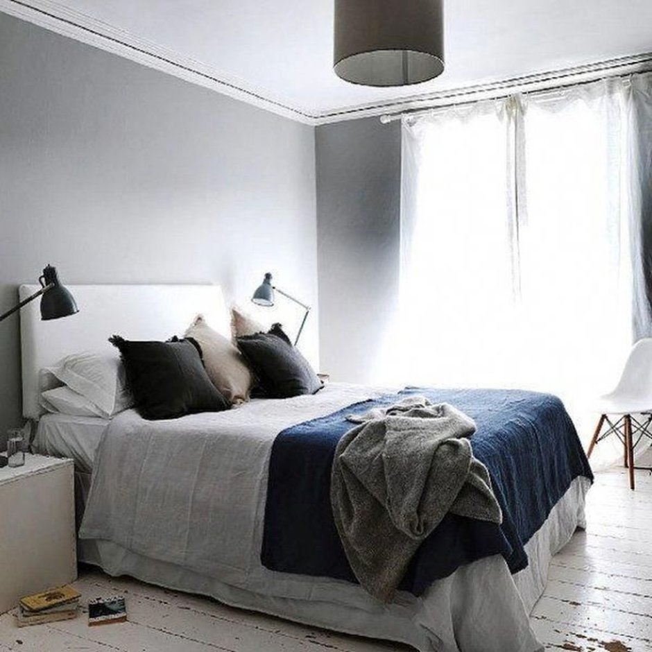 Спальня с серыми полами