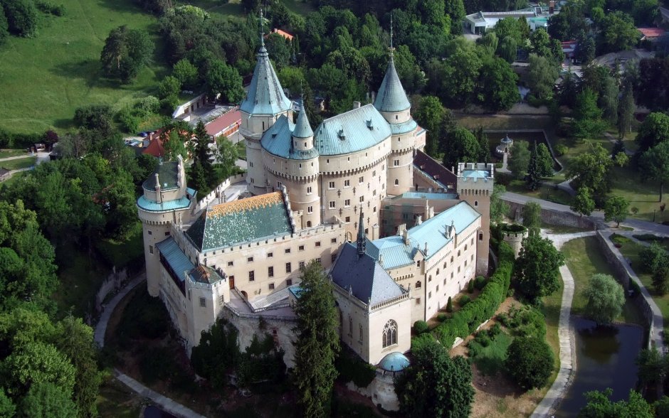 Самые красивые замки Европы коллаж
