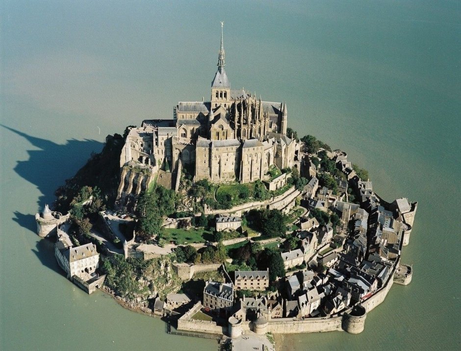 Средневековый монастырь Мон сен-Мишель. Франция