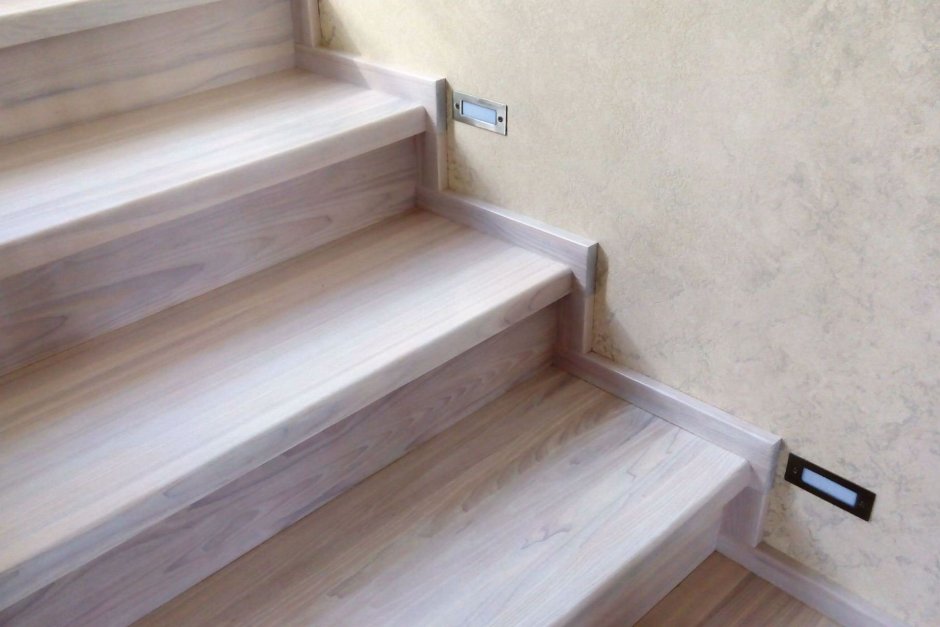 Плинтуса на лестницу с деревянными ступенями