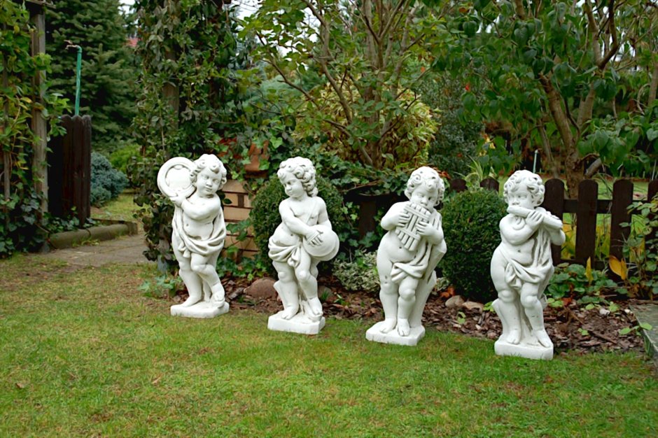 Клумба с фигурками садовыми