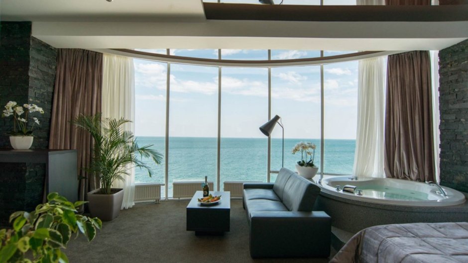 Отель с панорамными окнами на море