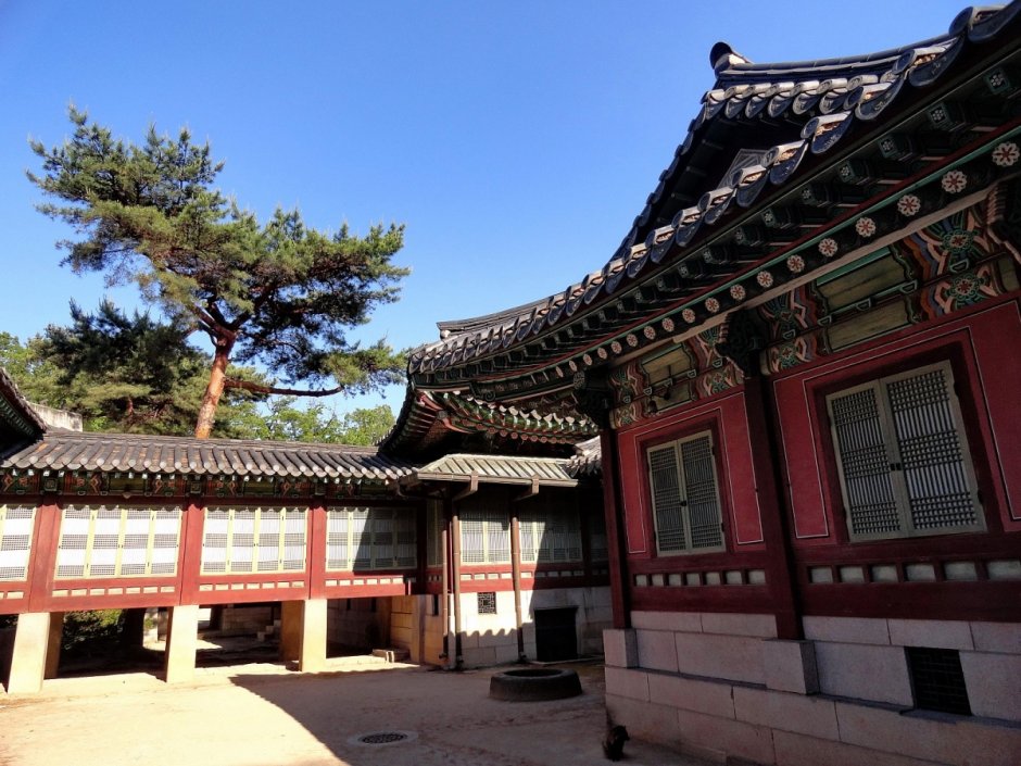 Павильон Gyeonghoeru (Кёнхверу) королевского дворца кёнбоккун в Сеуле.
