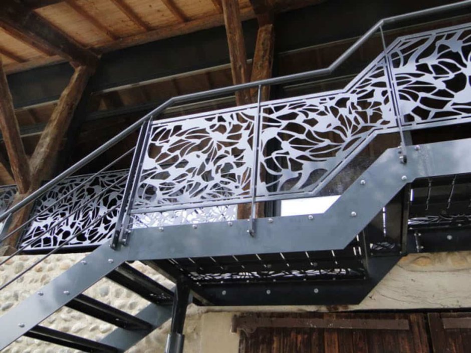 Ограждение лестницы из листового металла