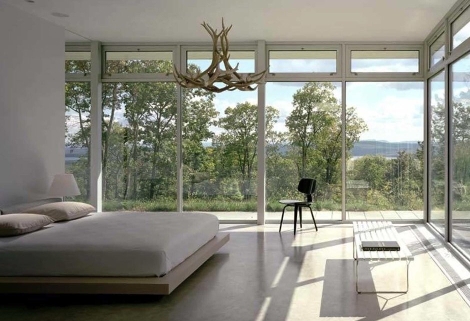 Спальня с витражными окнами