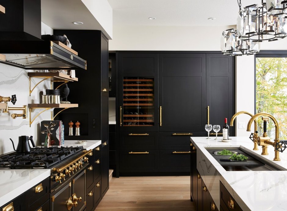 Кухня в черно золотом цвете