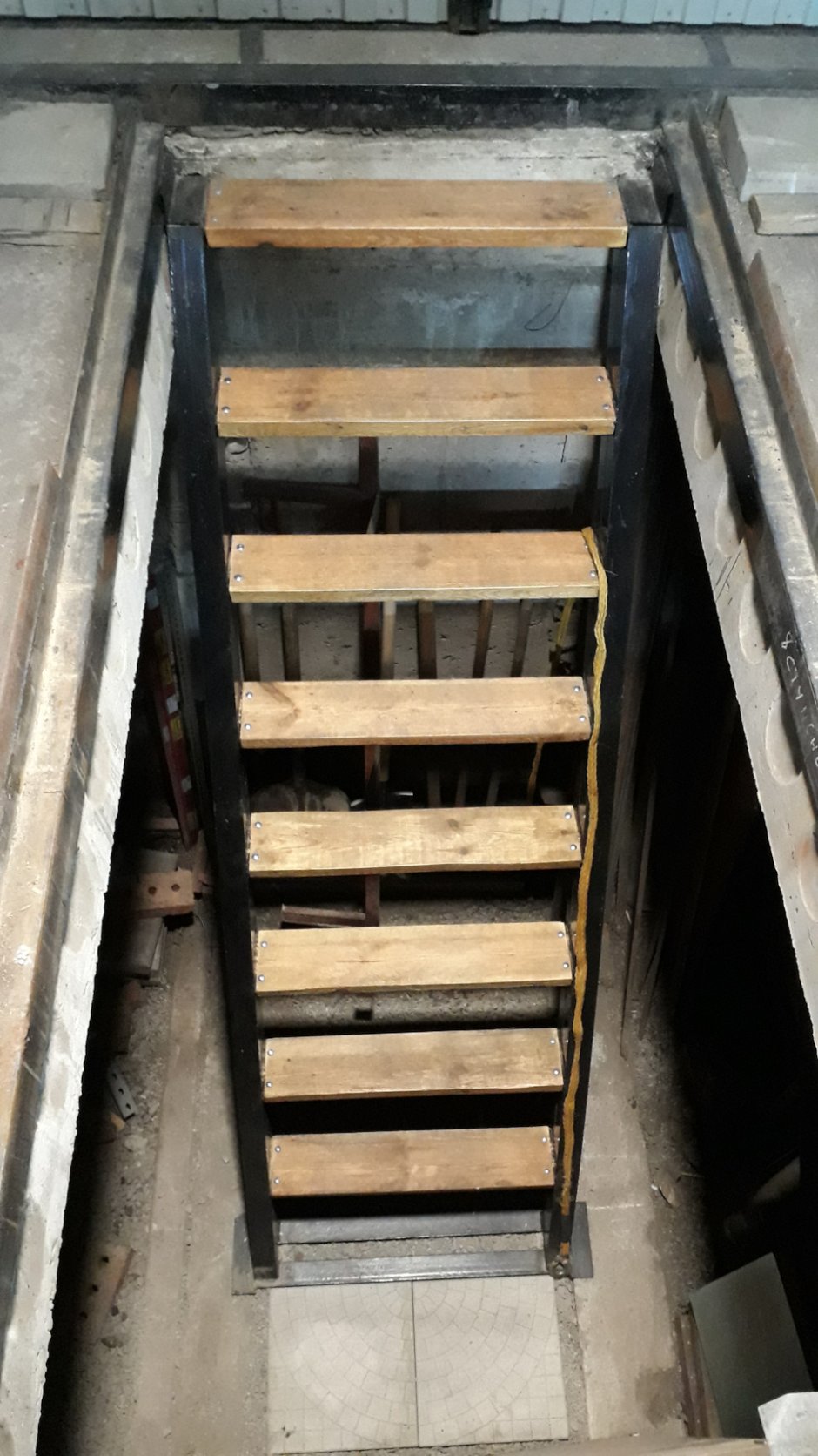 Лестница в подвал гаража