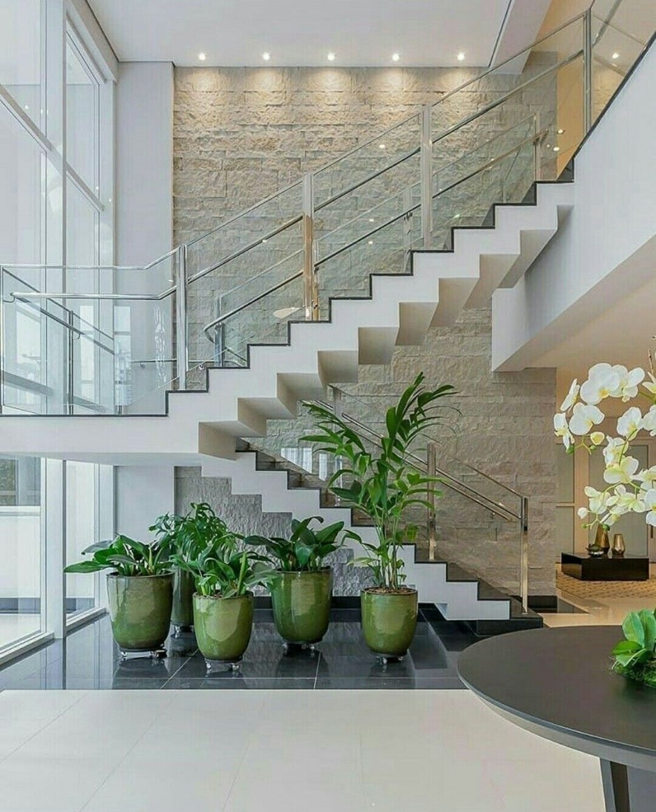 Шикарная лестница в особняке