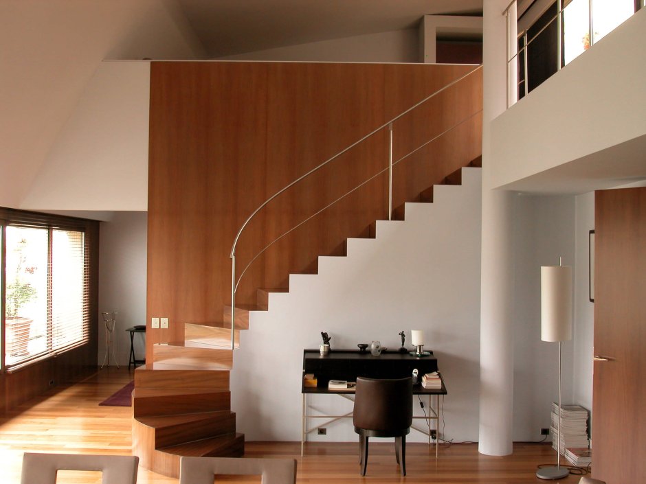 Интерьер первого этажа дома с лестницей фото