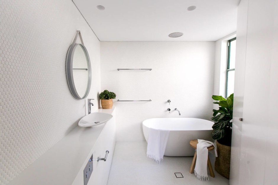 Дизайн ванной комнаты с белыми стенами - 89 фото