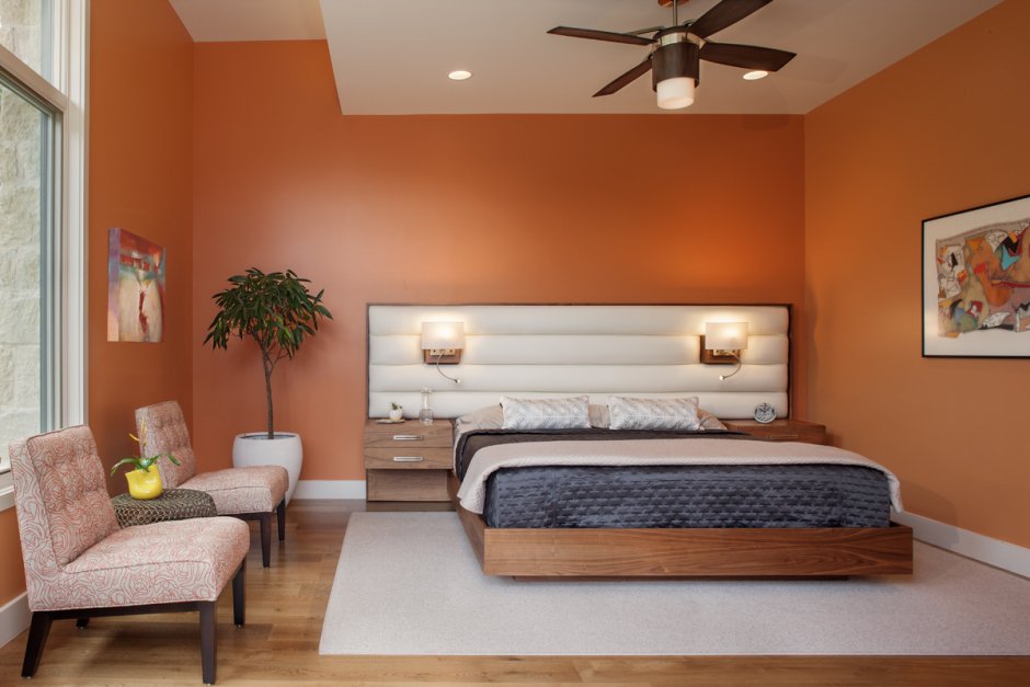 Серо оранжевая спальня