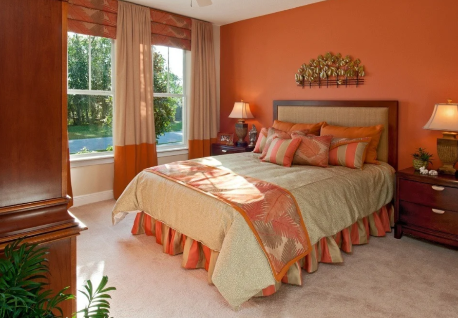 Оранжевые стены белая мебель в спальню