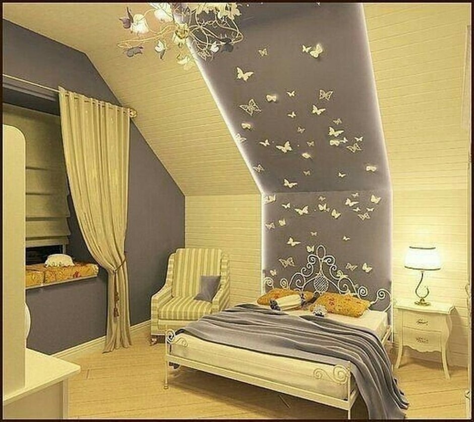 Интерьер мансарды с ломаной крышей
