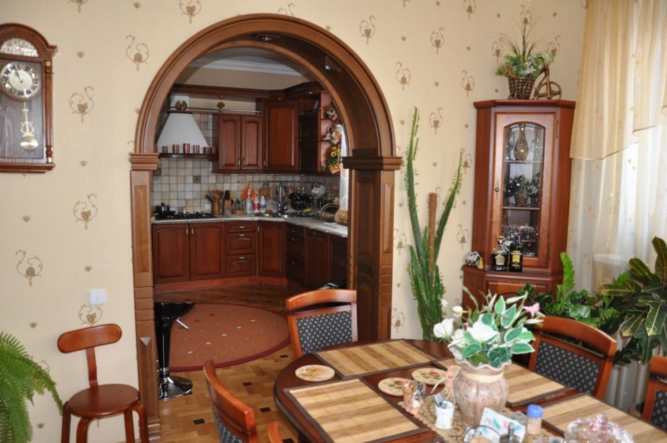 Кухня с аркой в столовую