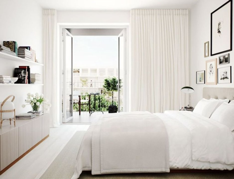 Белая спальня с балконом