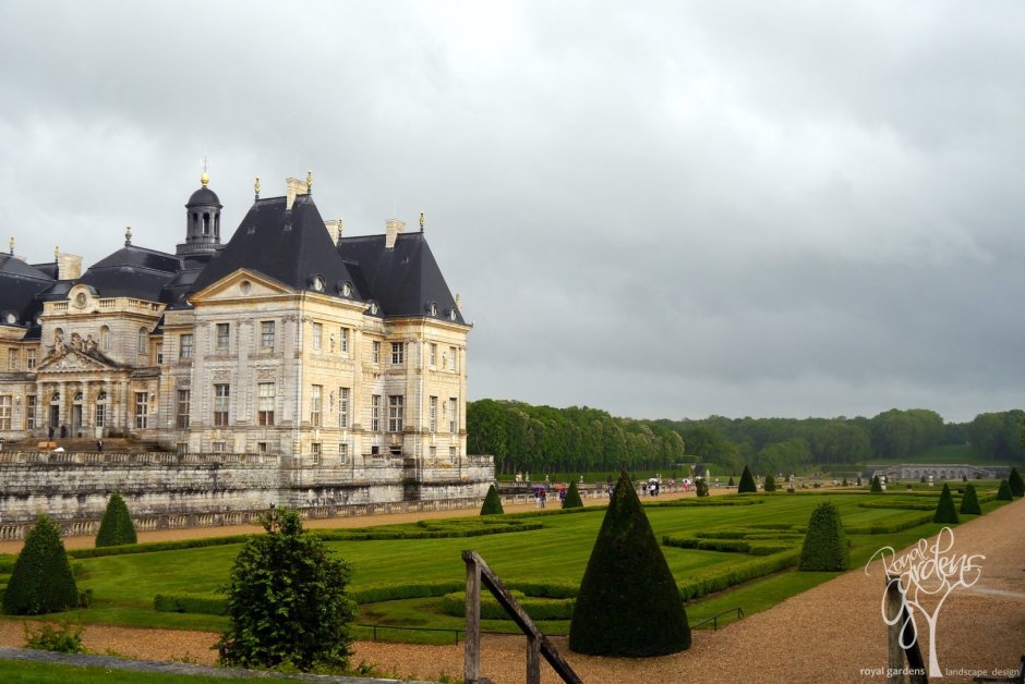 Замок во-Ле-Виконт Франция сад вблизи