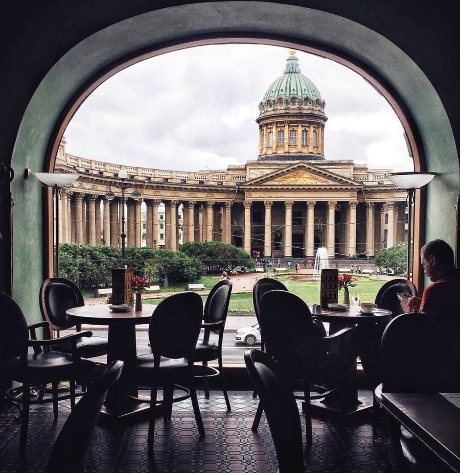 Кафе Зингер с видом на Казанский собор Санкт-Петербург