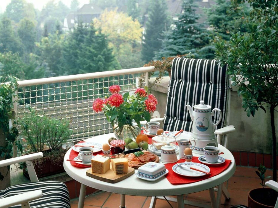Чаепитие на веранде на даче