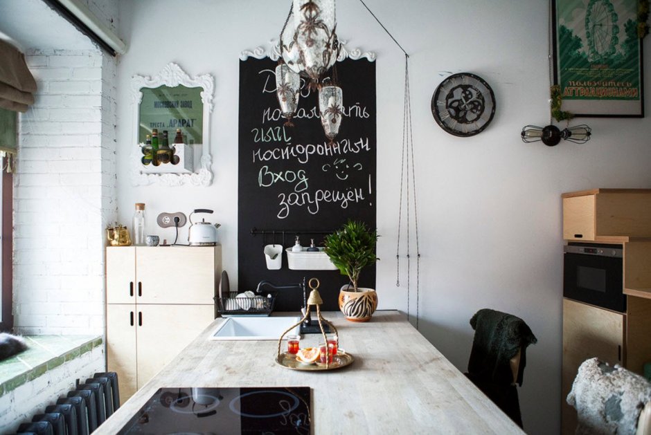 Грифельная стена на кухне в скандинавском стиле