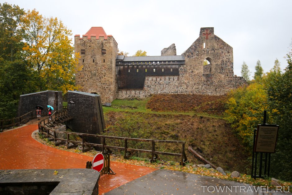 Ливонский замок Сигулда развалин