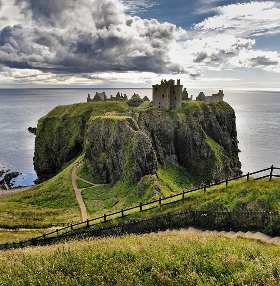 Замок на скале остров Ардмор Ирландия