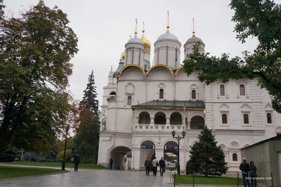 Патриарший дворец с Церковью двенадцати апостолов Москва