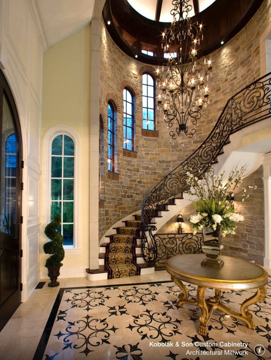 Лестница в классическом стиле в частном доме