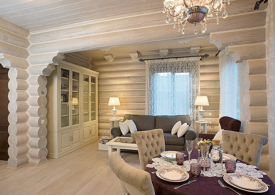 Маленькая гостиная в деревянном доме